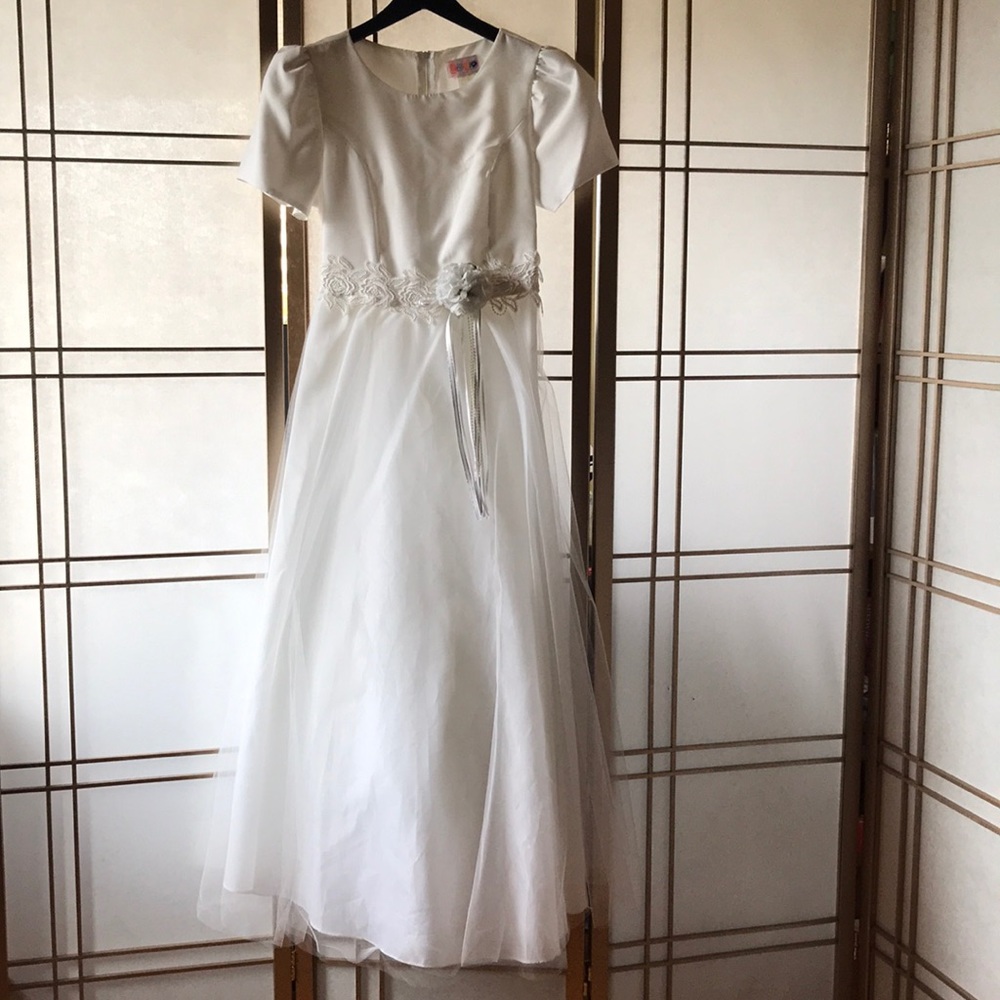 Young girl’s white dress